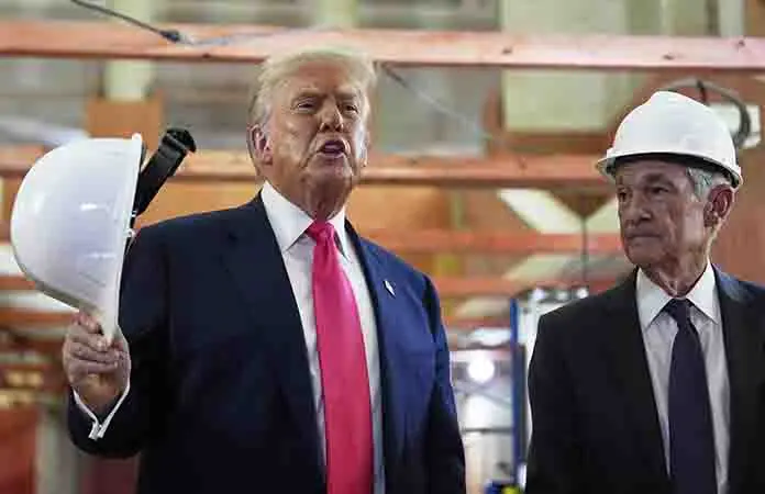 Trump visita la Fed y critica la remodelación