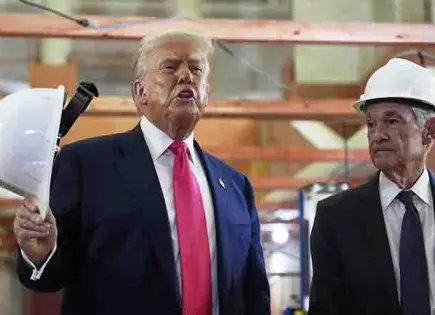 Trump visita la Fed y critica la remodelación