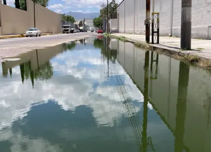 Cumplió tres años brote de aguas negras en Eje 106, denuncian