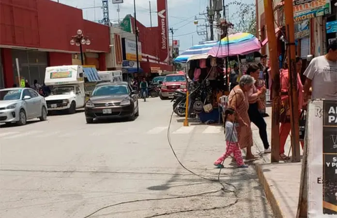 Cables sueltos en calle peligro para peatones