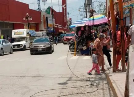 Cables sueltos en calle peligro para peatones