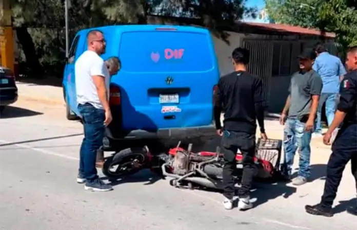 Choca camioneta del DIF contra motociclista
