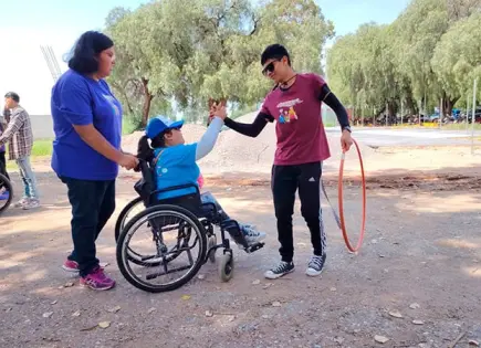 Disfrutan pequeños Campamento de Verano