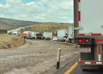 Largas filas por obras en tramo SLP-Querétaro