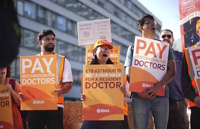 Médicos de Inglaterra se declararon en huelga