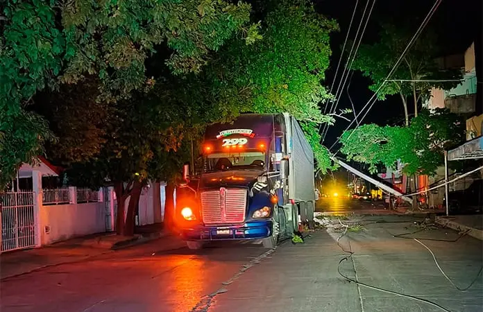 Tráiler tumba poste y causa severo apagón