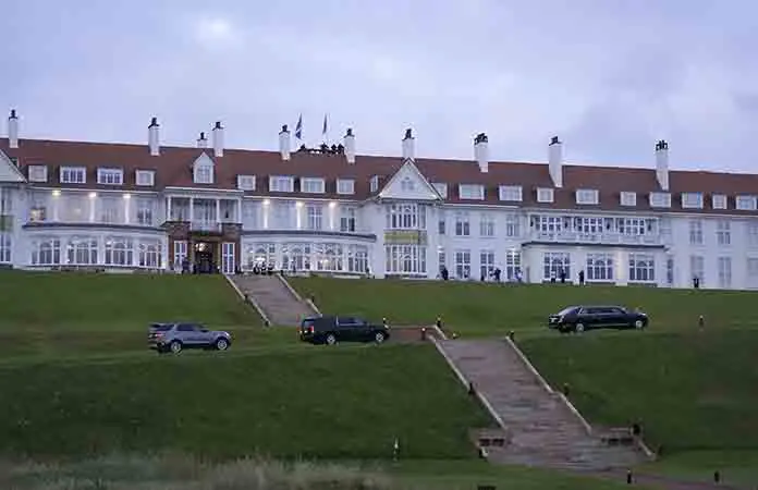 Trump llega a su complejo en Escocia