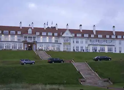 Trump llega a su complejo en Escocia