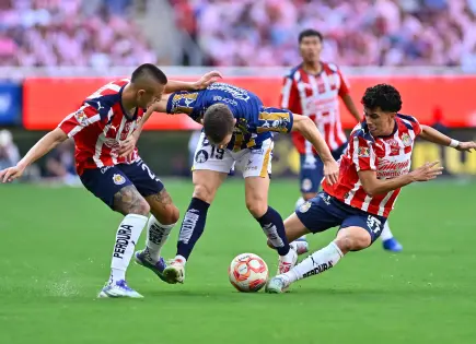 Chivas sufre, pero vence al Atlético San Luis en un partido de locura