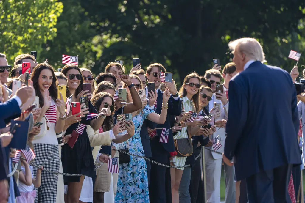 Encuestas muestran baja aprobación pero apoyo firme a Trump