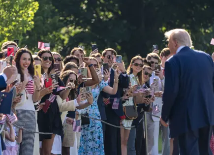 Encuestas muestran baja aprobación pero apoyo firme a Trump