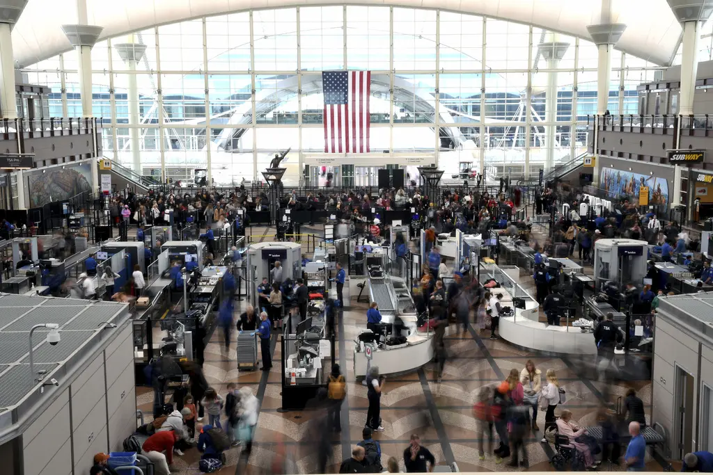 Evacuación de pasajeros de avión en Denver tras problema con tren de aterrizaje y humo en cabina