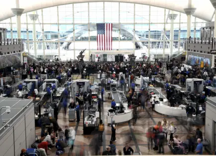 Evacuación de pasajeros de avión en Denver tras problema con tren de aterrizaje y humo en cabina