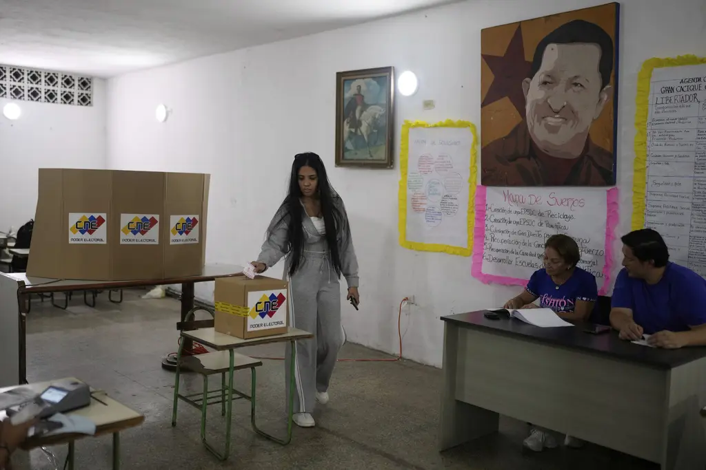 Venezolanos acuden a votar en medio de la desconfianza en el CNE