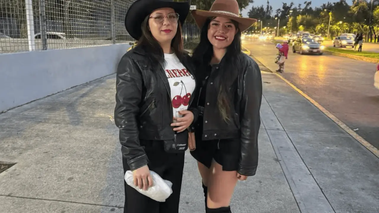Fans aguardan por Fuerza Regida
