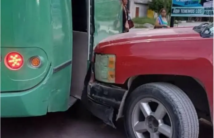Impacta urbano con camioneta