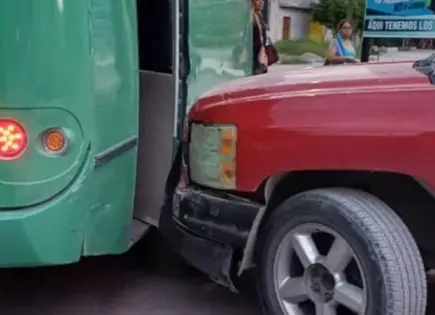 Impacta urbano con camioneta