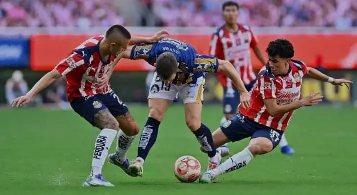 La Hormiga Atómica salva a Chivas en un triunfo agónico sobre San Luis