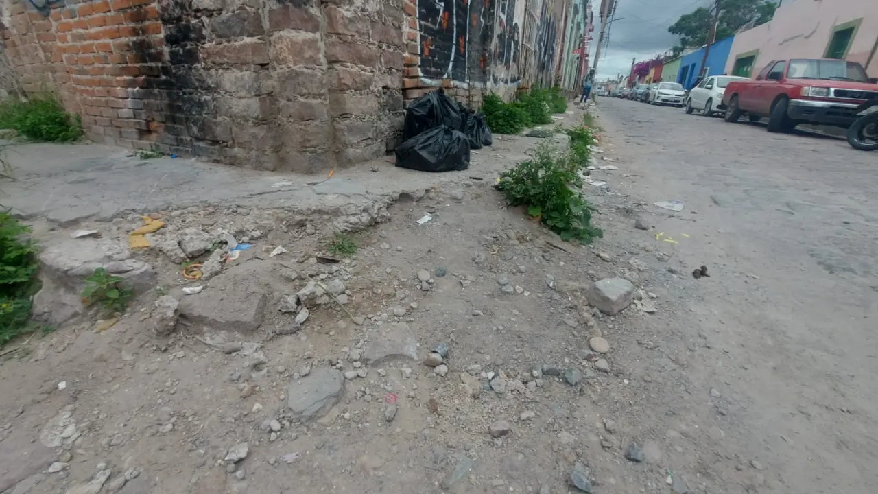 Continúa el deterioro de calles y banquetas en el Barrio de San Sebastián