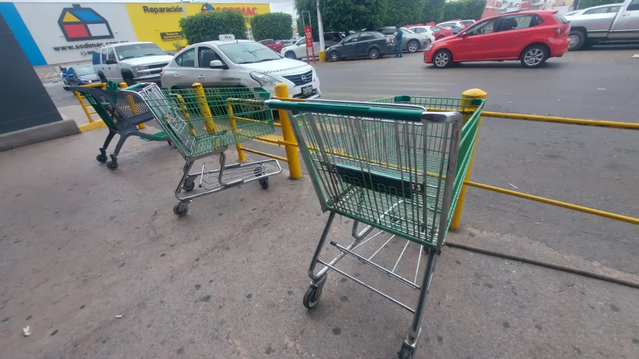 Ante el aumento de robos de carritos de supermercado en SLP, empresas instalan vallas restrictivas
