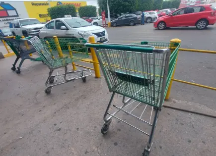Ante el aumento de robos de carritos de supermercado en SLP, empresas instalan vallas restrictivas