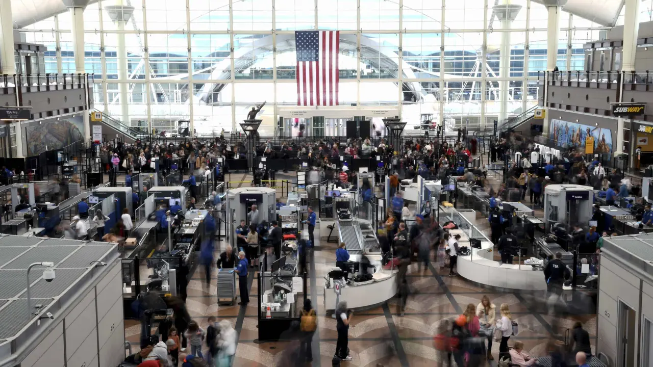 Pasajeros evacuan avión en Denver por humo y problema con tren de aterrizaje