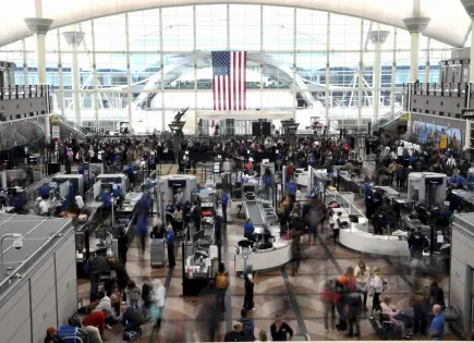 Pasajeros evacuan avión en Denver por humo y problema con tren de aterrizaje