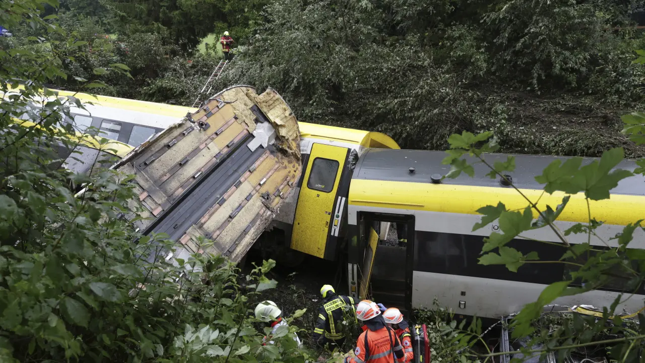 Tres muertos y heridos graves en descarrilamiento de tren en Alemania