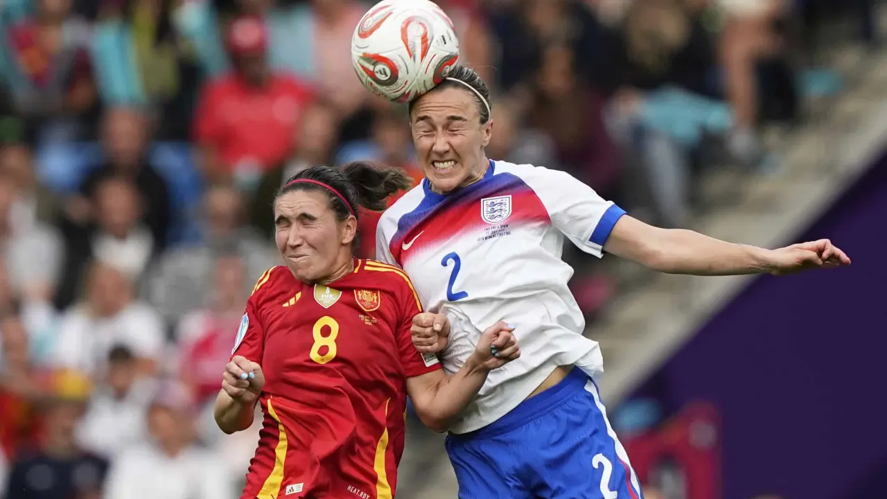 Lucy Bronze supera lesión en tibia para llevar a Inglaterra a la victoria en el Campeonato Europeo Femenino