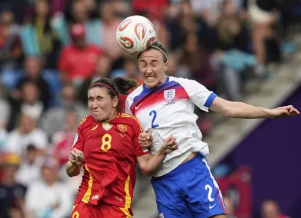 Lucy Bronze supera lesión en tibia para llevar a Inglaterra a la victoria en el Campeonato Europeo Femenino