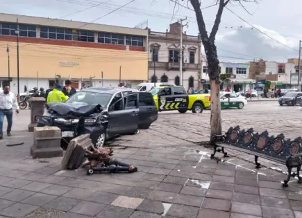 Chofer de app se duerme y choca en poste de la Alameda