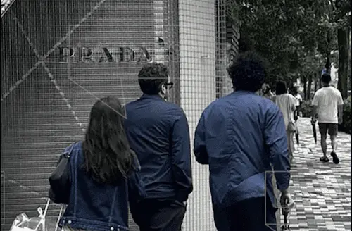 Andy sale de Prada en Tokio