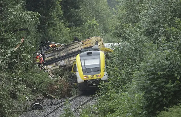 Descarrila un tren en Alemania; tres muertos