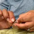 Enseñan a mujeres a elaborar prótesis mamarias