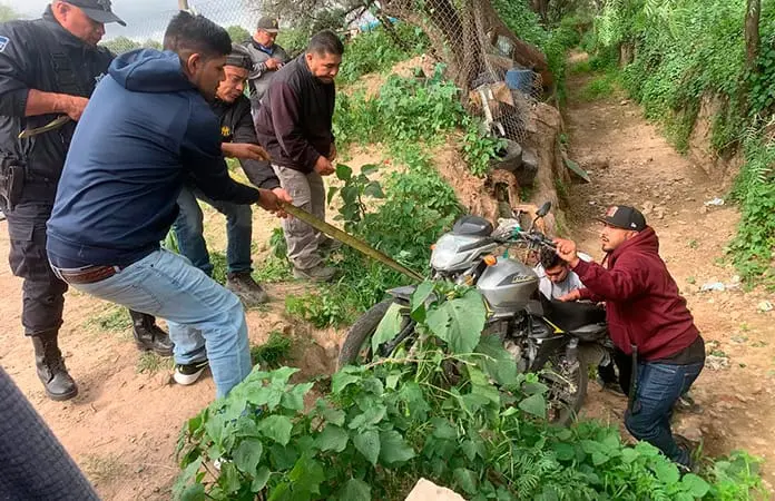 Fallece menor en moto al caer a un arroyo