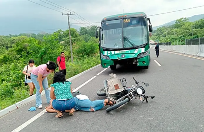 Fallece mujer tras sufrir un accidente en su moto