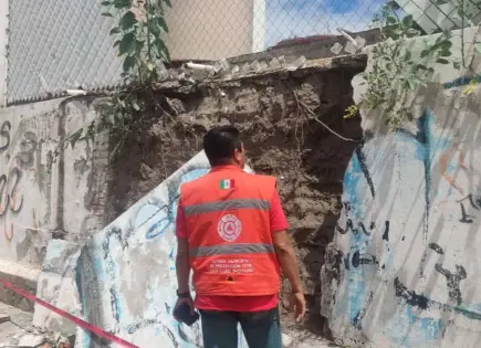 Supervisan internado Damián Carmona tras colapso en barda perimetral