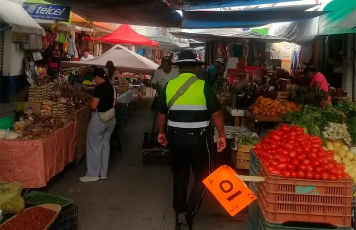 Operativo de seguridad en tianguis dominical