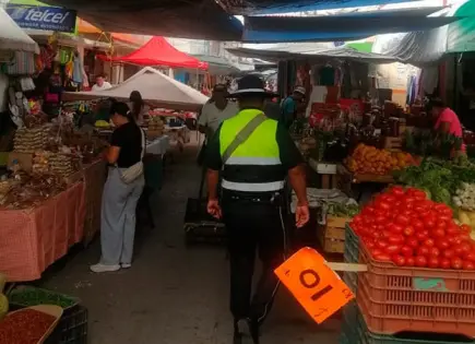 Operativo de seguridad en tianguis dominical