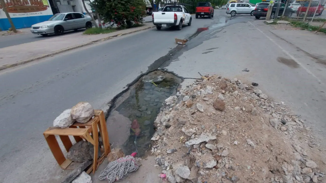 Reparan fuga de agua en avenida Juárez