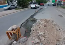 Reparan fuga de agua en avenida Ju&aacute;rez