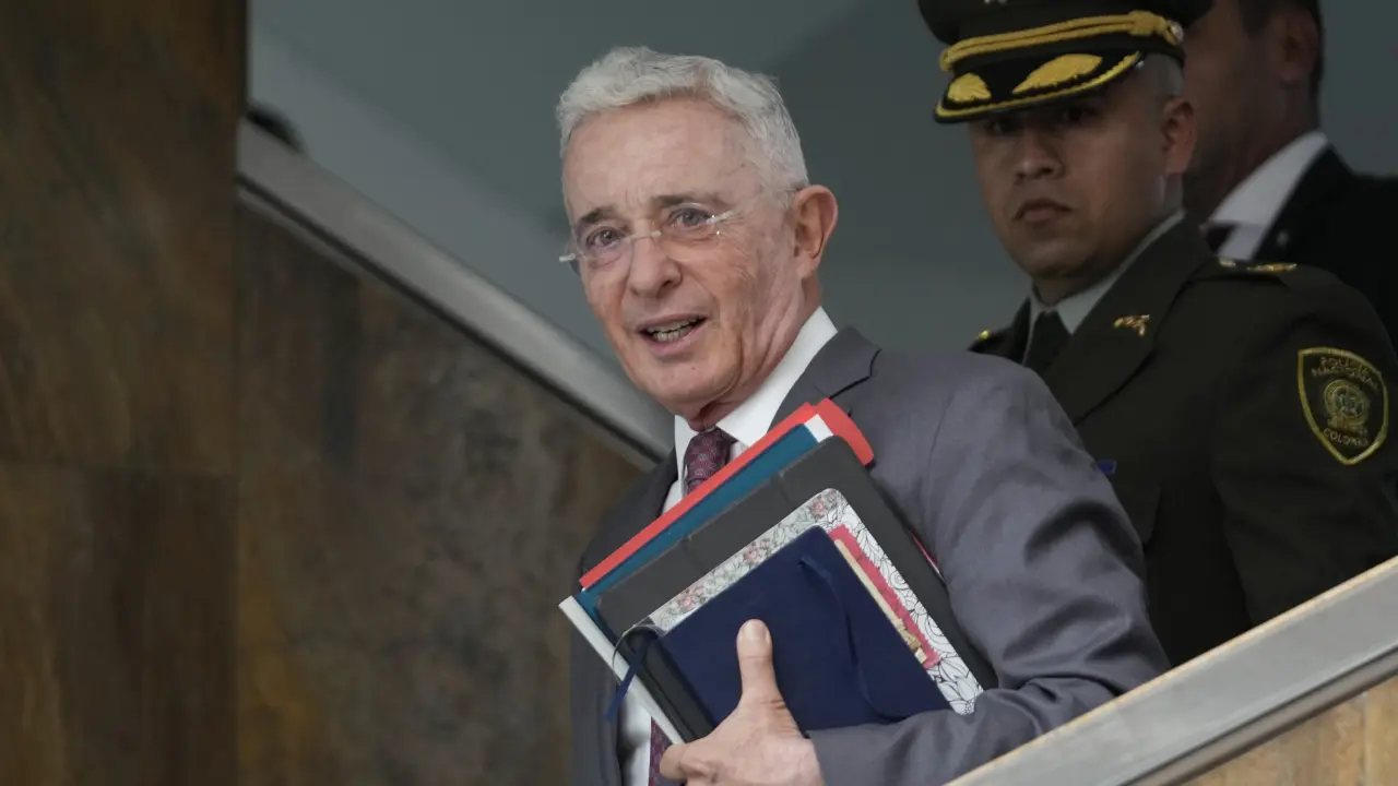 Álvaro Uribe es declarado culpable por soborno y fraude en Colombia