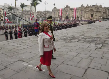 Protestas y críticas rodean a la presidenta peruana Dina Boluarte