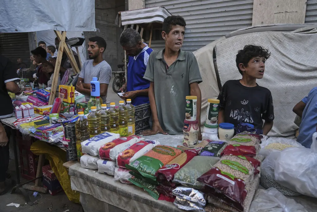 Pandillas y comerciantes en Gaza acaparan ayuda y la venden a precios exorbitantes