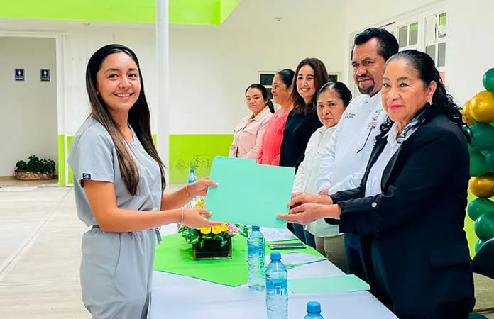 Ayuntamiento da reconocimiento a varios pasantes por servicio social