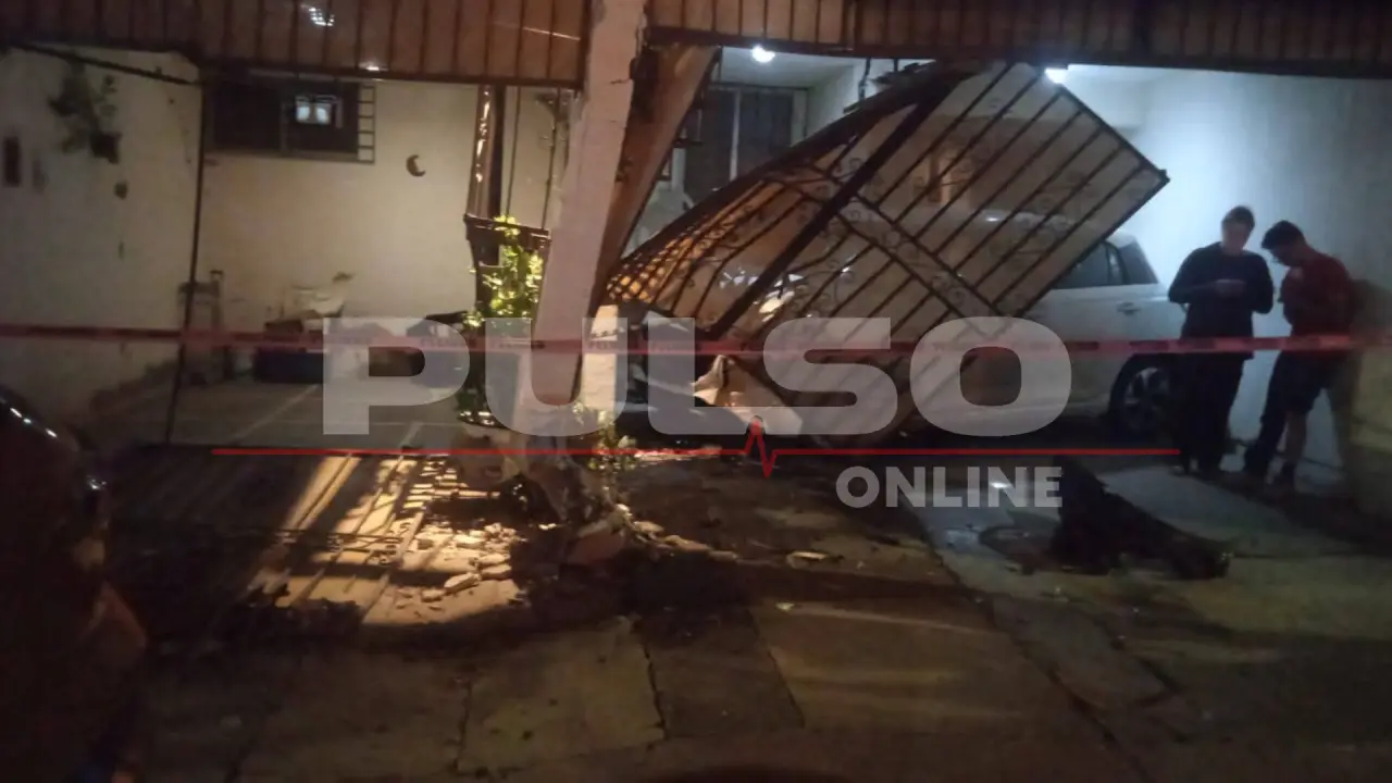 Conductor estrella su auto en vivienda de Balcones del Valle
