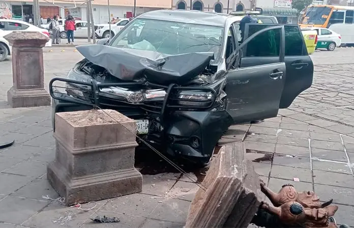 Poste derribado en Alameda Juan Sarabia