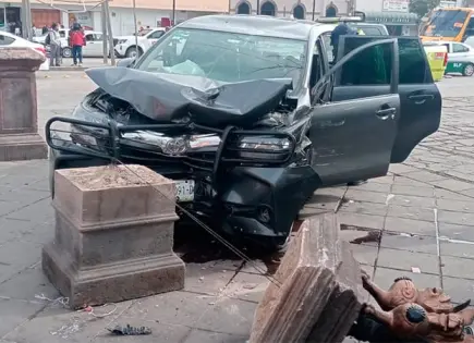 Ebrio conductor choca contra poste en la Alameda