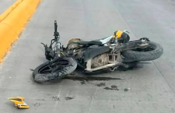 Muere motociclista; choca contra camellón