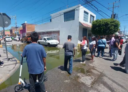 Video | Bloquean avenida de Los Pinos por aguas negras